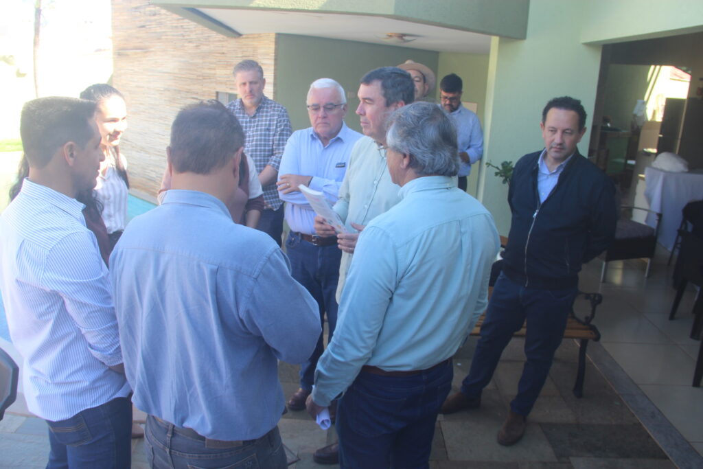 Governador visita ex-prefeito e reúne lideranças em Brasilândia