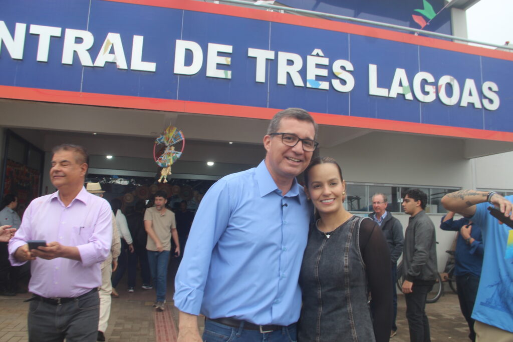 Com forte articulação política, governador e prefeito anunciam 'pacotão de obras' na Feira Central de Três Lagoas Com forte articulação política, governador e prefeito anunciam 'pacotão de obras' na Feira Central de Três Lagoas