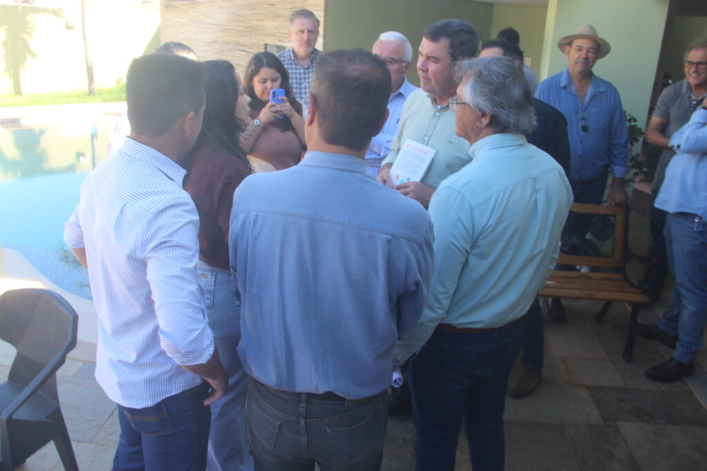 Governador visita ex-prefeito e reúne lideranças em Brasilândia