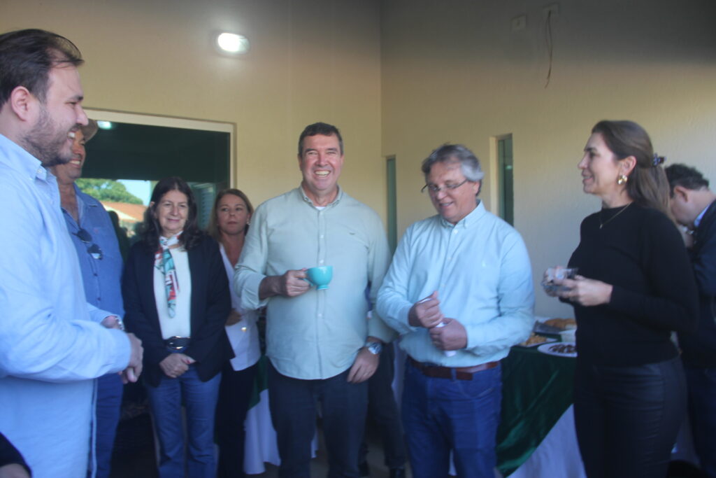 Governador visita ex-prefeito e reúne lideranças em Brasilândia