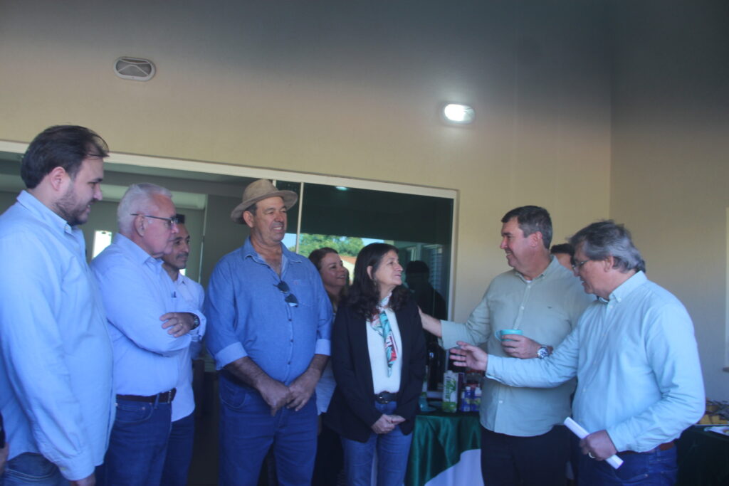Governador visita ex-prefeito e reúne lideranças em Brasilândia