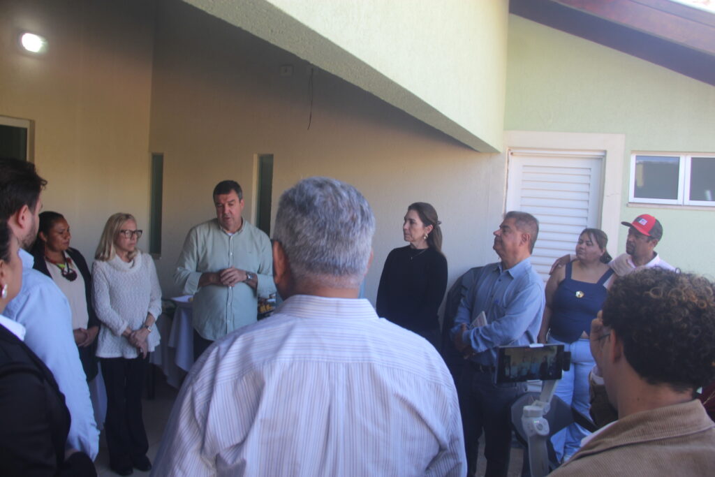 Governador visita ex-prefeito e reúne lideranças em Brasilândia