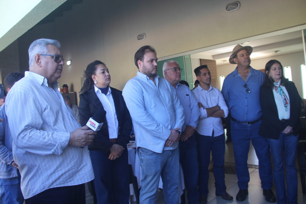 Governador visita ex-prefeito e reúne lideranças em Brasilândia