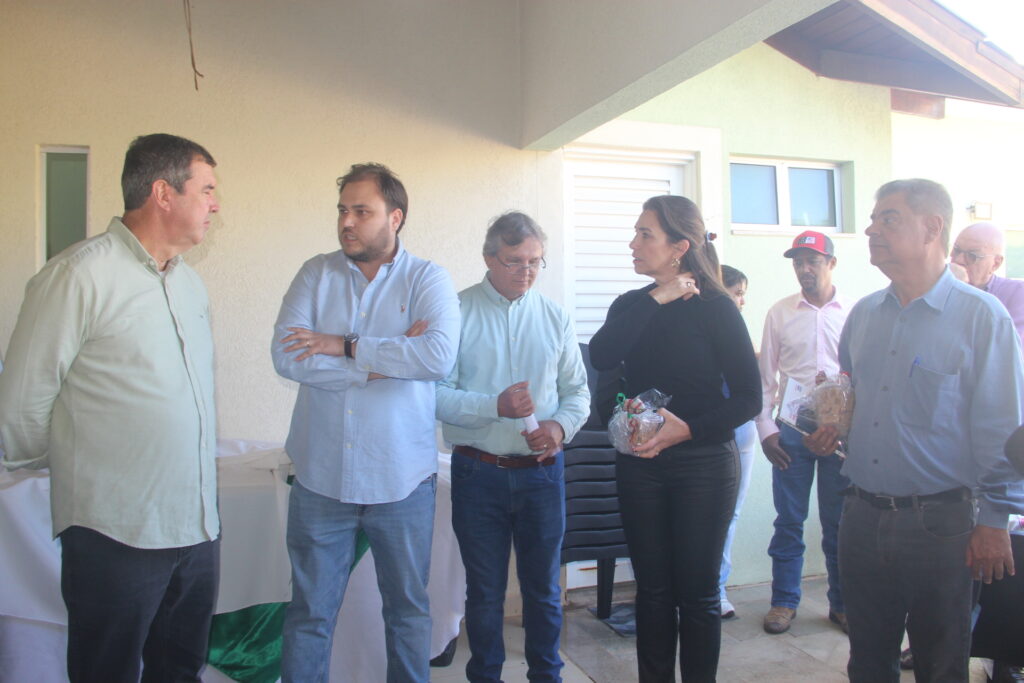 Governador visita ex-prefeito e reúne lideranças em Brasilândia