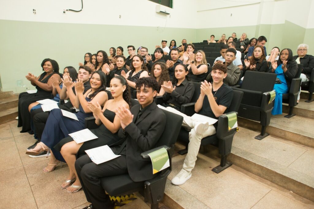 Primeira turma do "Programa Abrace Este Projeto" recebe certificado em Paranaíba Primeira turma do "Programa Abrace Este Projeto" recebe certificado em Paranaíba