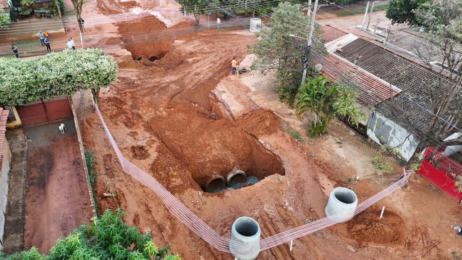 Em menos de 24h, Prefeitura amplia equipes em campo e avança rapidamente nos reparos de cratera no Jardim Rodrigues