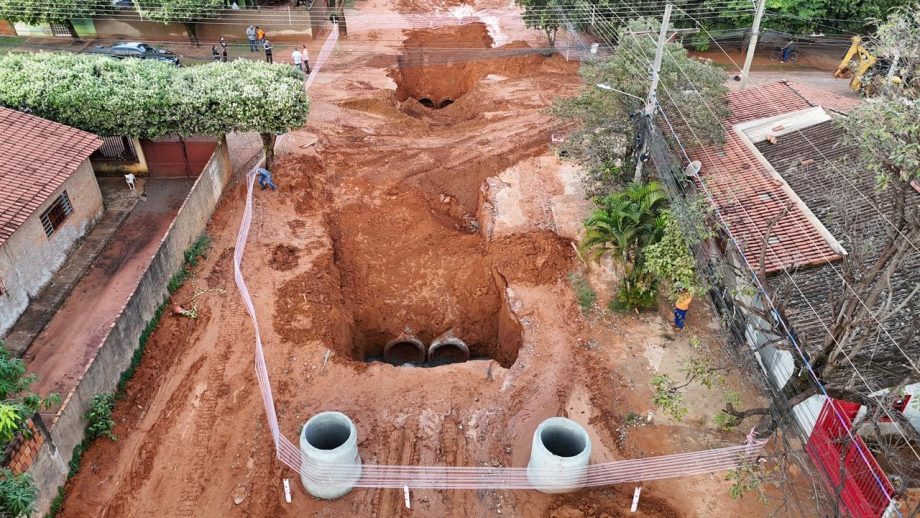Em menos de 24h, Prefeitura amplia equipes em campo e avança rapidamente nos reparos de cratera no Jardim Rodrigues