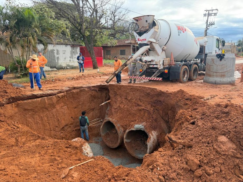 Em menos de 24h, Prefeitura amplia equipes em campo e avança rapidamente nos reparos de cratera no Jardim Rodrigues