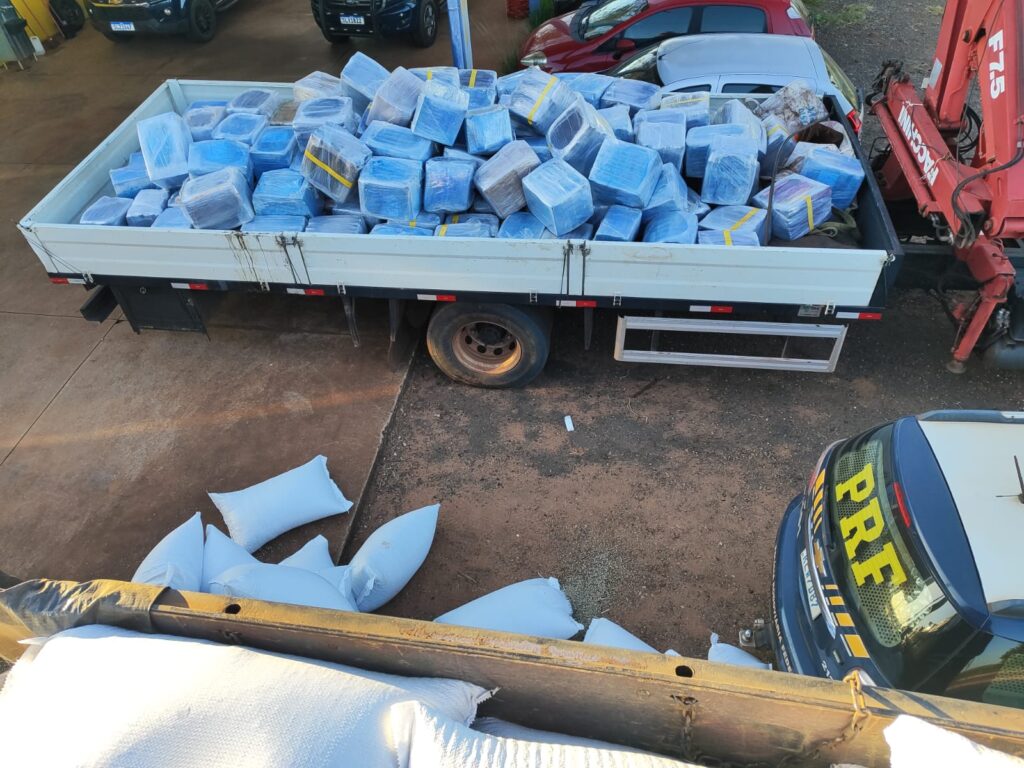 PRF apreende 4,7 toneladas de maconha em Três Lagoas PRF apreende 4,7 toneladas de maconha em Três Lagoas