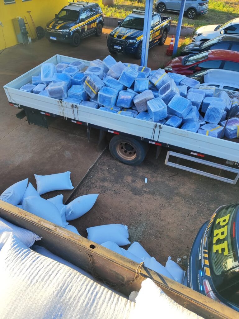 PRF apreende 4,7 toneladas de maconha em Três Lagoas PRF apreende 4,7 toneladas de maconha em Três Lagoas