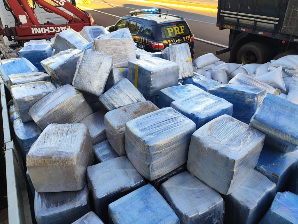 PRF apreende 4,7 toneladas de maconha em Três Lagoas PRF apreende 4,7 toneladas de maconha em Três Lagoas