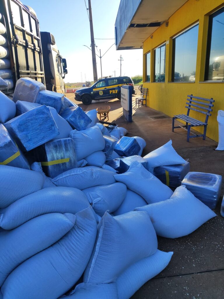 PRF apreende 4,7 toneladas de maconha em Três Lagoas PRF apreende 4,7 toneladas de maconha em Três Lagoas