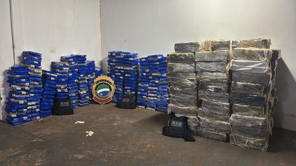 Polícia Civil apreende mais de 3,5 toneladas de maconha escondidas em caminhão na BR-376 Polícia Civil apreende mais de 3,5 toneladas de maconha escondidas em caminhão na BR-376