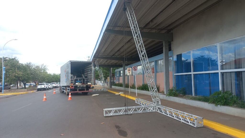 Estrutura do desfile dos 111 anos começa a transformar o Centro de Três Lagoas Estrutura do desfile dos 111 anos começa a transformar o Centro de Três Lagoas