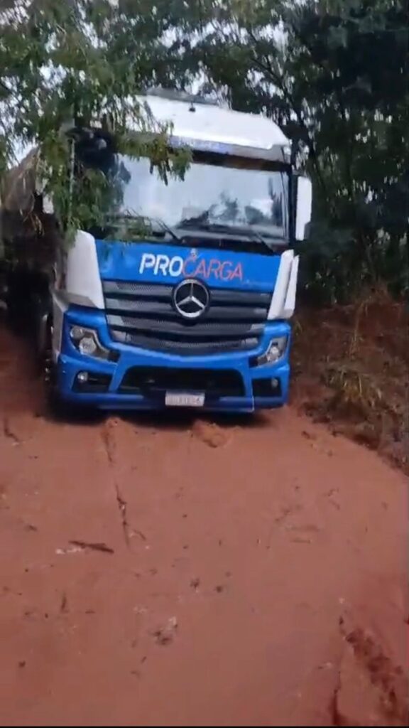 Carreta atola em estrada da ‘Mata Cascalheira’ e faz projeto cancelar atendimento a 85 crianças atípicas em Três Lagoas Carreta atola em estrada da ‘Mata Cascalheira’ e faz projeto cancelar atendimento a 85 crianças atípicas em Três Lagoas