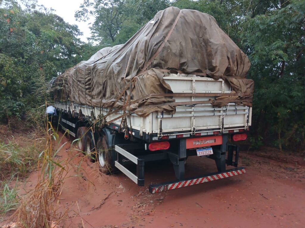 Carreta atola em estrada da ‘Mata Cascalheira’ e faz projeto cancelar atendimento a 85 crianças atípicas em Três Lagoas Carreta atola em estrada da ‘Mata Cascalheira’ e faz projeto cancelar atendimento a 85 crianças atípicas em Três Lagoas