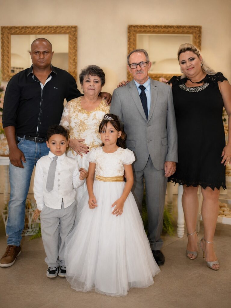 “Olhei para ele e soube: era o amor da minha vida”- Casal celebra 60 anos de união em renovação de votos “Olhei para ele e soube: era o amor da minha vida”- Casal celebra 60 anos de união em renovação de votos