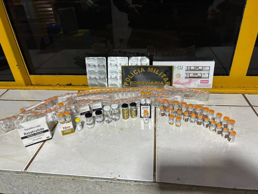 Mulher é flagrada com 151 frascos de remédios para emagrecimento presos ao corpo em MS Mulher é flagrada com 151 frascos de remédios para emagrecimento presos ao corpo em MS