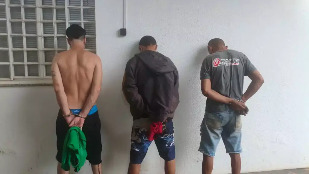 Cinco são presos por roubar e estuprar mulher que vivia sozinha em MS Cinco são presos por roubar e estuprar mulher que vivia sozinha em MS
