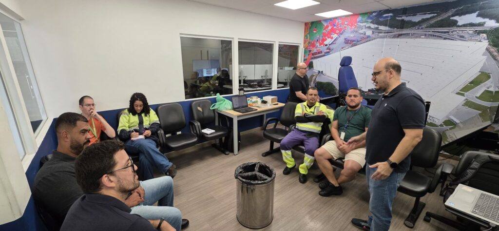 Suzano adota simulador de realidade virtual para treinar operadores portuários em Santos (SP) Suzano adota simulador de realidade virtual para treinar operadores portuários em Santos (SP)