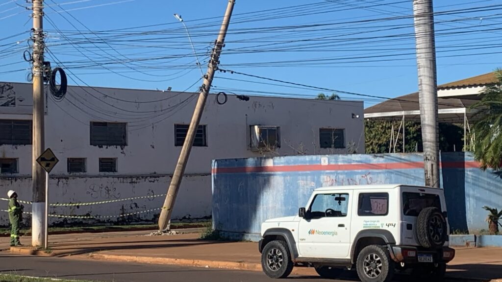 TRÊS LAGOAS: Caminhão-prancha derruba poste e interrompe energia em bairros; energia é restabelecida gradativamente TRÊS LAGOAS: Caminhão-prancha derruba poste e interrompe energia em bairros; energia é restabelecida gradativamente