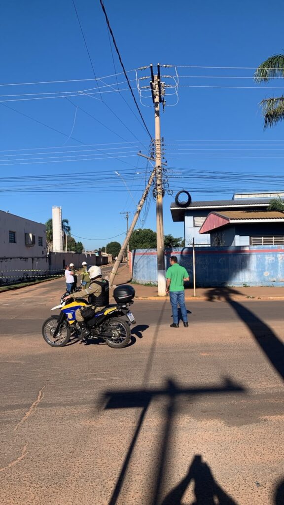 TRÊS LAGOAS: Caminhão-prancha derruba poste e interrompe energia em bairros; energia é restabelecida gradativamente TRÊS LAGOAS: Caminhão-prancha derruba poste e interrompe energia em bairros; energia é restabelecida gradativamente