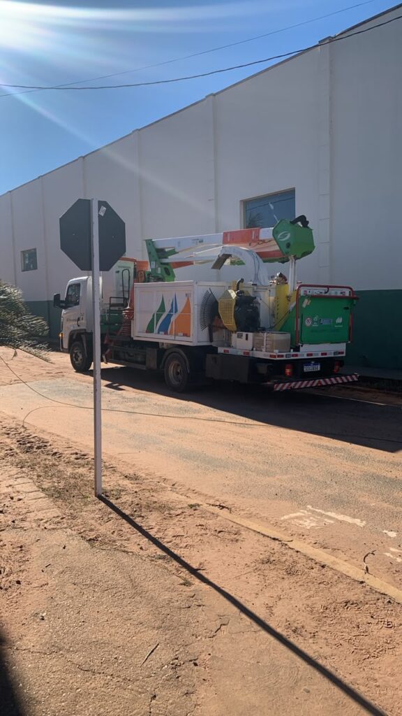 TRÊS LAGOAS: Caminhão-prancha derruba poste e interrompe energia em bairros; energia é restabelecida gradativamente TRÊS LAGOAS: Caminhão-prancha derruba poste e interrompe energia em bairros; energia é restabelecida gradativamente
