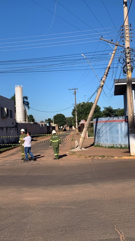 TRÊS LAGOAS: Caminhão-prancha derruba poste e interrompe energia em bairros; energia é restabelecida gradativamente TRÊS LAGOAS: Caminhão-prancha derruba poste e interrompe energia em bairros; energia é restabelecida gradativamente