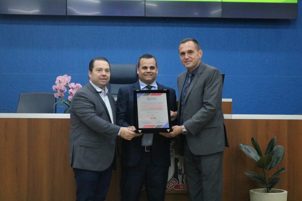 Vereador sargento Rodrigues homenageia personalidades que fazem a diferença em Três Lagoas Vereador sargento Rodrigues homenageia personalidades que fazem a diferença em Três Lagoas