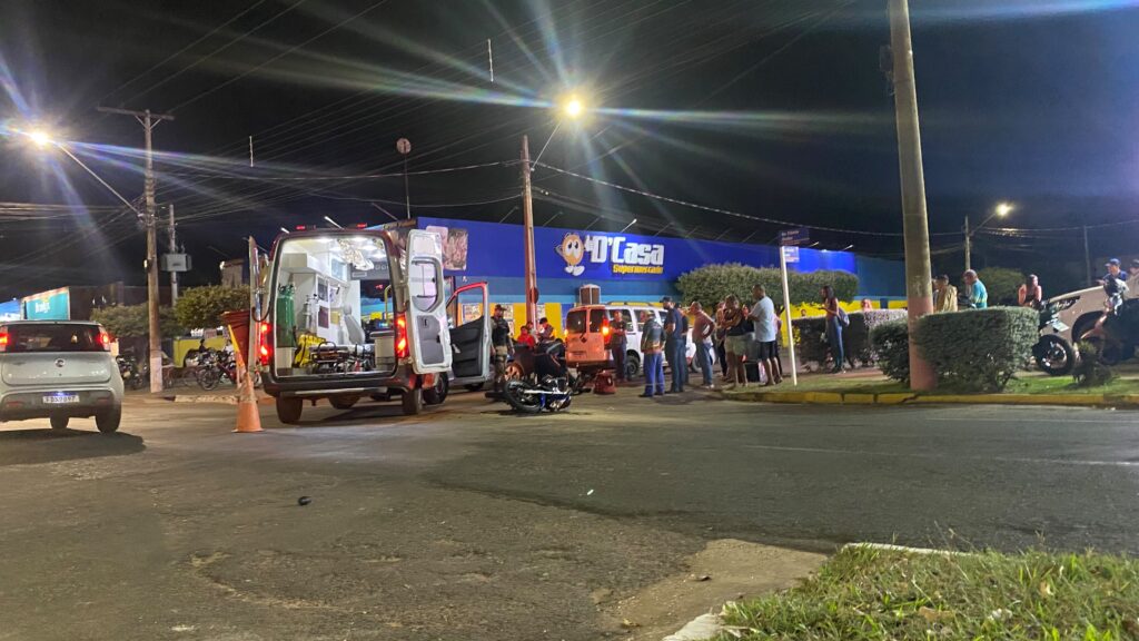 Grave acidente envolvendo dois carros e uma motocicleta mobiliza equipes de resgate em Três Lagoas Grave acidente envolvendo dois carros e uma motocicleta mobiliza equipes de resgate em Três Lagoas