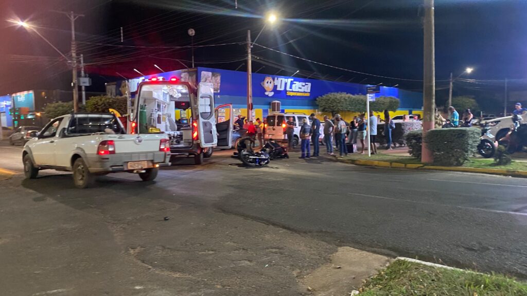 Grave acidente envolvendo dois carros e uma motocicleta mobiliza equipes de resgate em Três Lagoas Grave acidente envolvendo dois carros e uma motocicleta mobiliza equipes de resgate em Três Lagoas