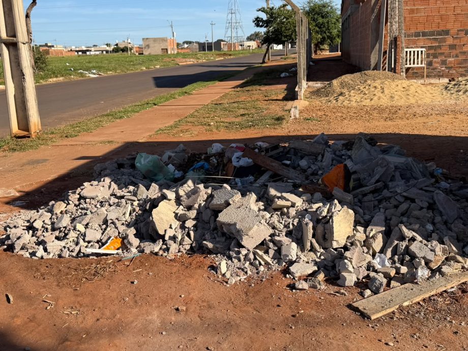 Em menos de 10 dias após força-tarefa, descarte irregular de lixo volta a tomar conta dos Bairros Novo Oeste e Nova Três Lagoas Em menos de 10 dias após força-tarefa, descarte irregular de lixo volta a tomar conta dos Bairros Novo Oeste e Nova Três Lagoas