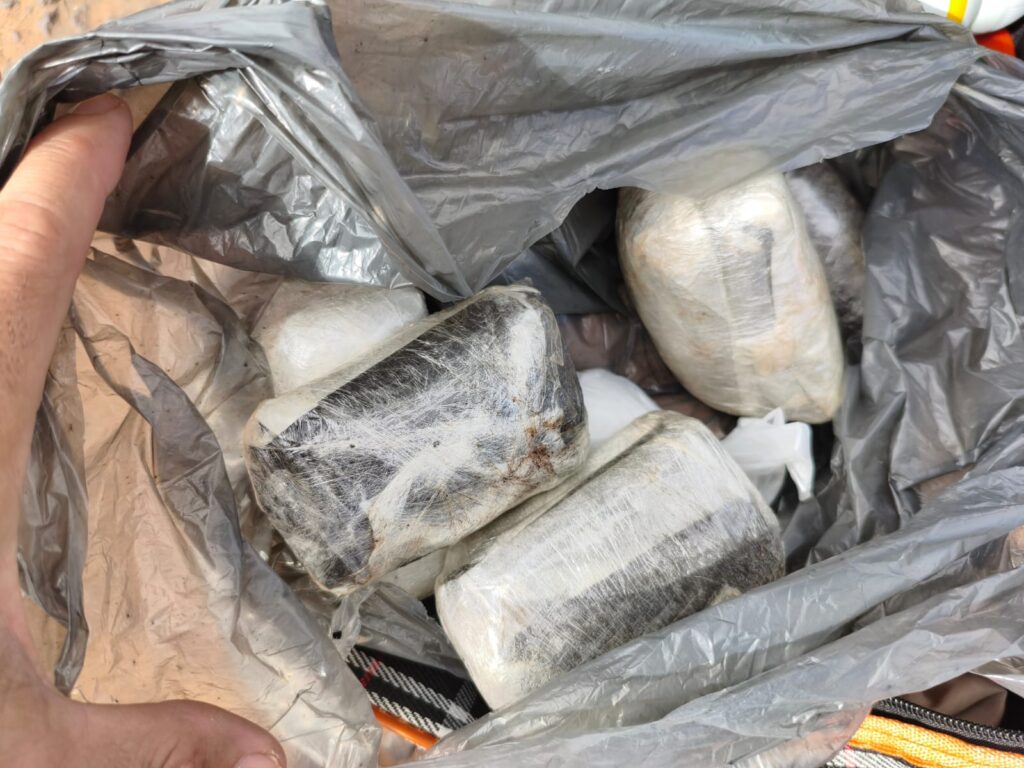 PRF apreende drogas e cigarros contrabandeados durante fiscalização em Água Clara PRF apreende drogas e cigarros contrabandeados durante fiscalização em Água Clara