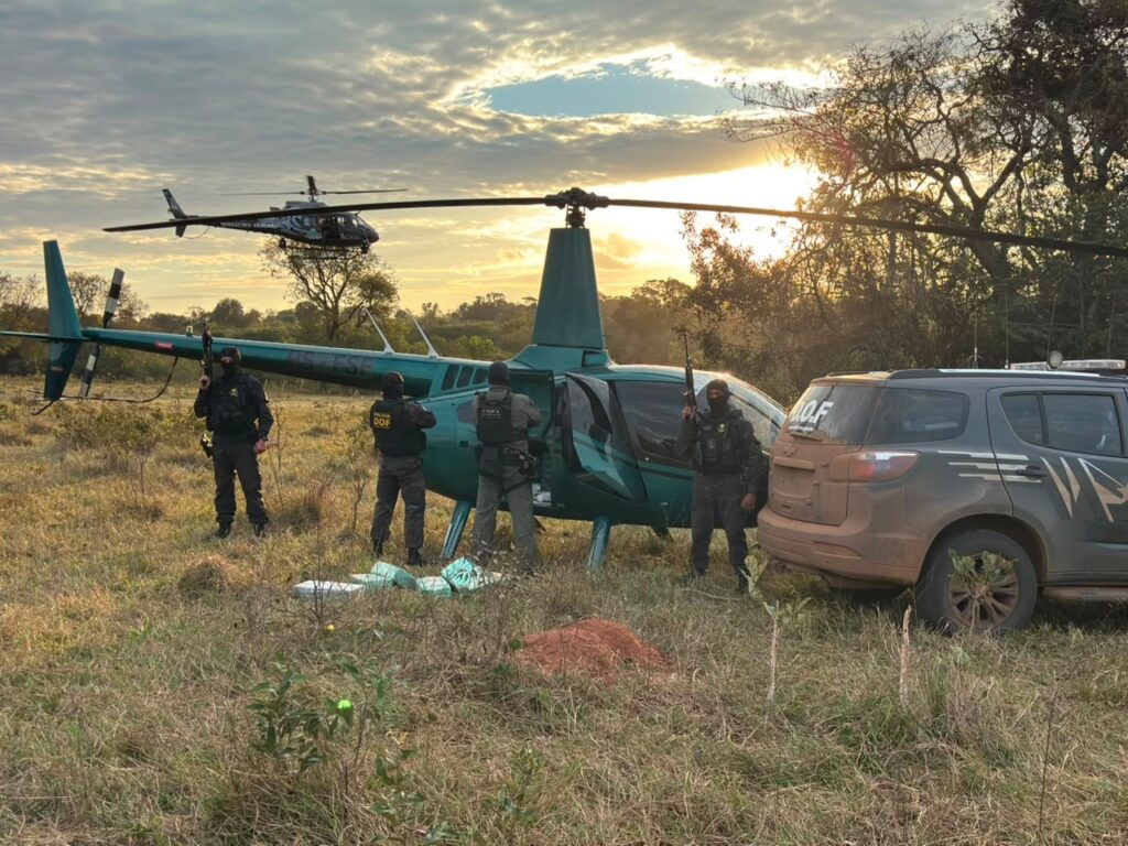 Após perseguição, helicóptero com quase 350 quilos de cocaína é interceptado em Campo Grande Após perseguição, helicóptero com quase 350 quilos de cocaína é interceptado em Campo Grande