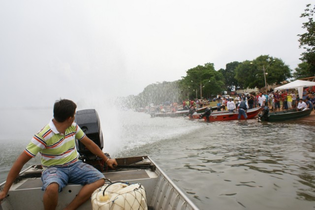 “Arrancadão de Barcos” reúne milhares de pessoas as margens do Rio Paraná em TL