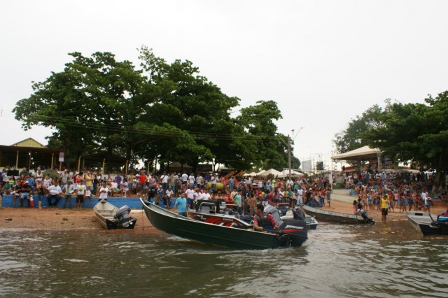 “Arrancadão de Barcos” reúne milhares de pessoas as margens do Rio Paraná em TL