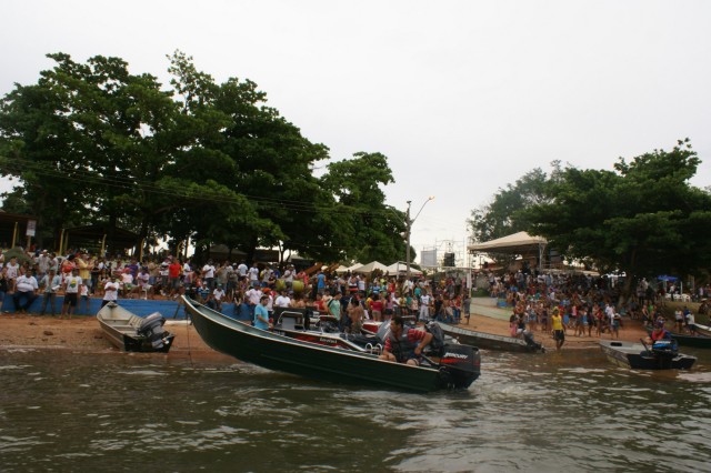 “Arrancadão de Barcos” reúne milhares de pessoas as margens do Rio Paraná em TL