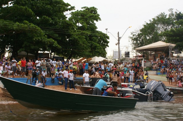 “Arrancadão de Barcos” reúne milhares de pessoas as margens do Rio Paraná em TL