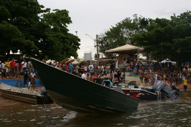 “Arrancadão de Barcos” reúne milhares de pessoas as margens do Rio Paraná em TL