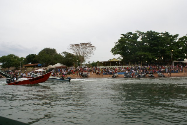 “Arrancadão de Barcos” reúne milhares de pessoas as margens do Rio Paraná em TL