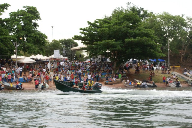 “Arrancadão de Barcos” reúne milhares de pessoas as margens do Rio Paraná em TL