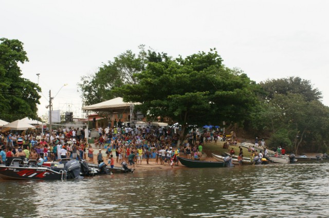 “Arrancadão de Barcos” reúne milhares de pessoas as margens do Rio Paraná em TL