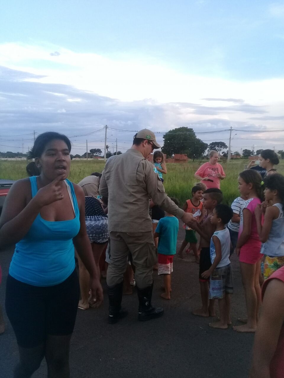 Corpo de Bombeiros de Três Lagoas distribui chocolates para 600 crianças