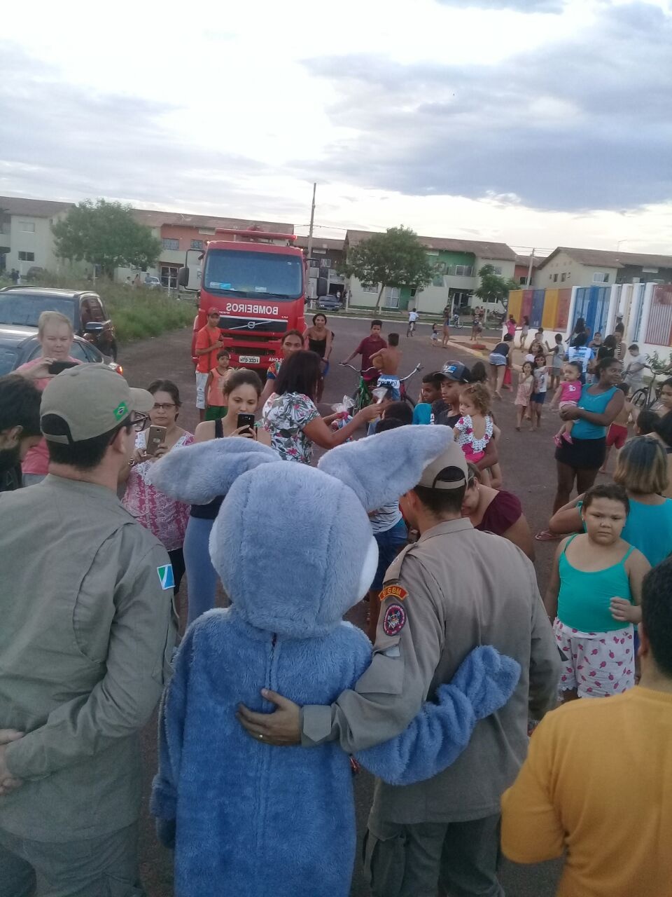 Corpo de Bombeiros de Três Lagoas distribui chocolates para 600 crianças