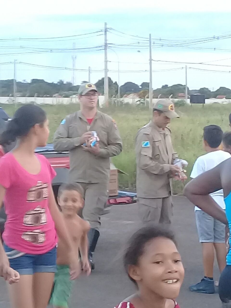 Corpo de Bombeiros de Três Lagoas distribui chocolates para 600 crianças