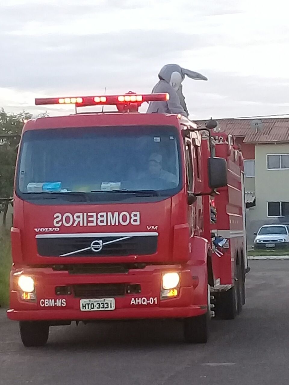 Corpo de Bombeiros de Três Lagoas distribui chocolates para 600 crianças