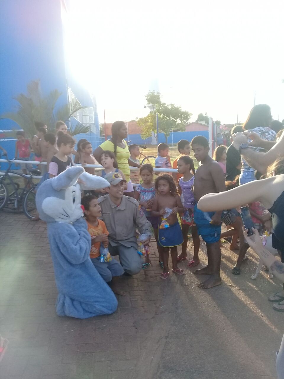 Corpo de Bombeiros de Três Lagoas distribui chocolates para 600 crianças