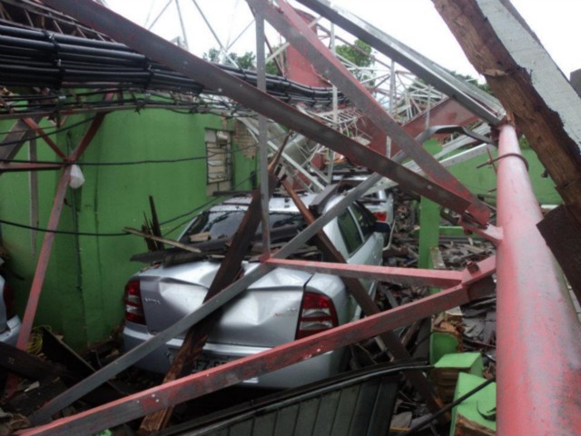Torre de telefone cai em Água Clara, faz vítimas e causa vários estragos