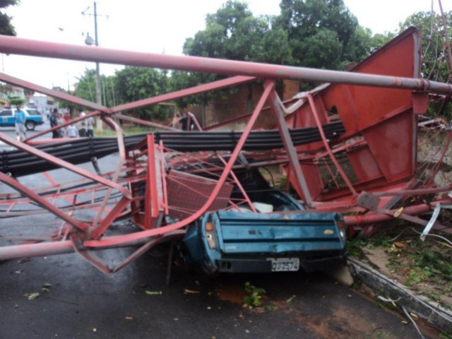 Torre de telefone cai em Água Clara, faz vítimas e causa vários estragos