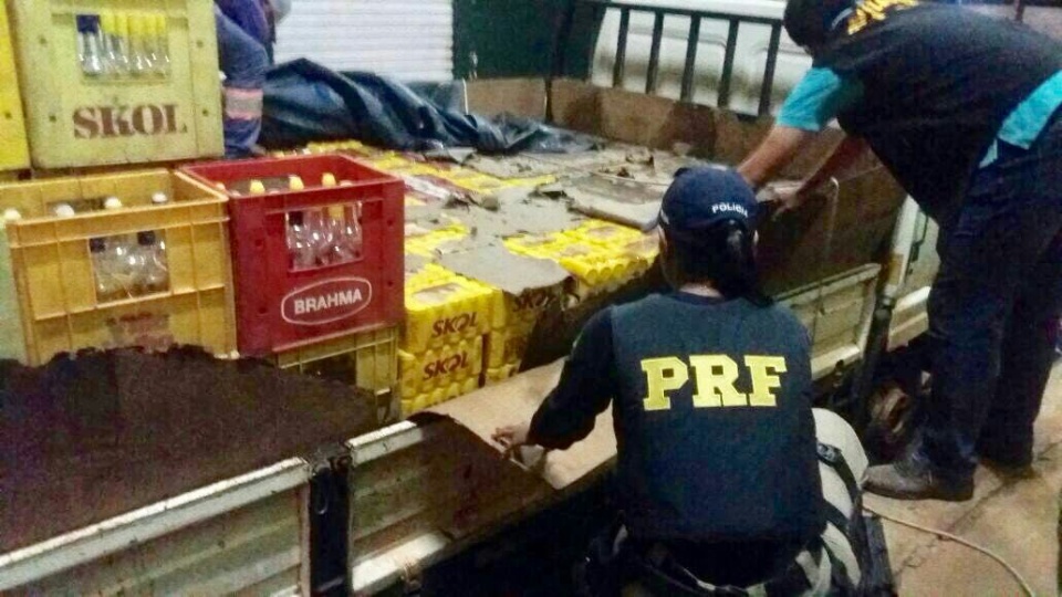 PRF apreende em Três Lagoas mais de 3000 litros de cerveja sem nota fiscal e 300 maços de cigarro contrabandeados